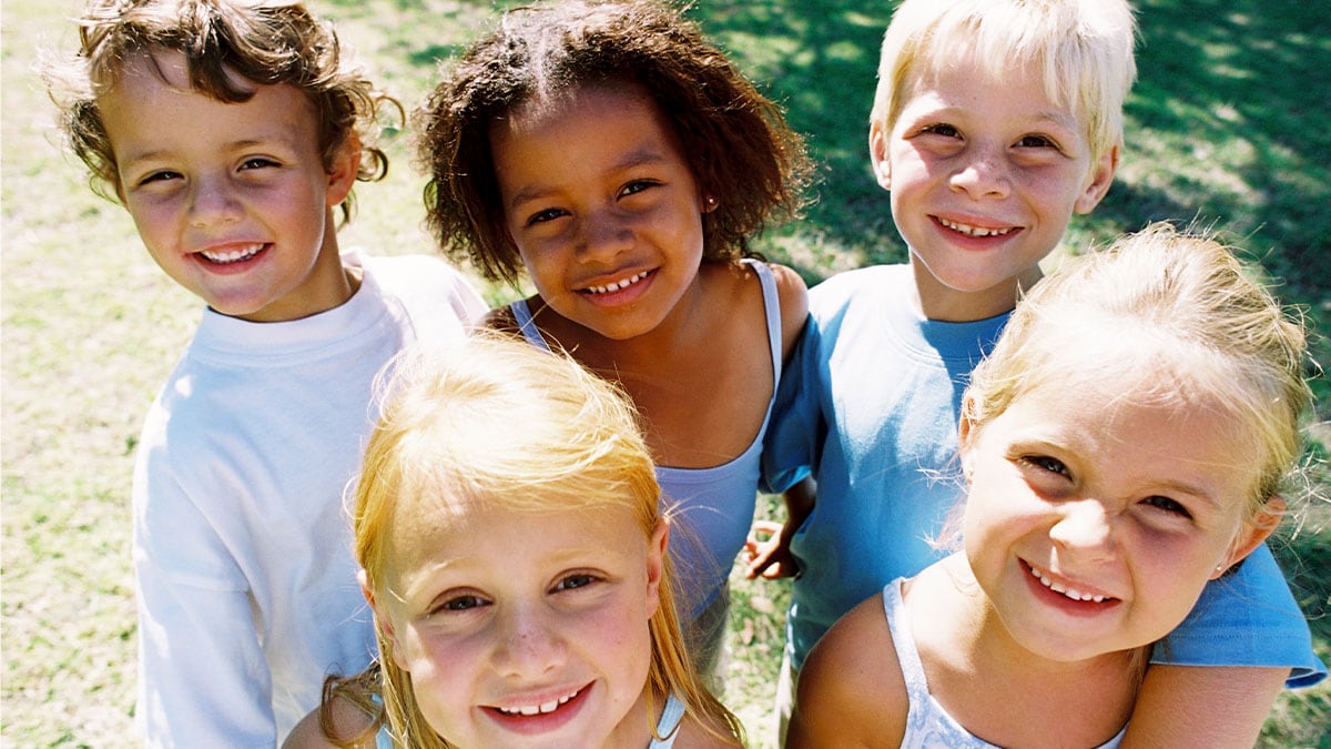 Grupo diverso de niños.