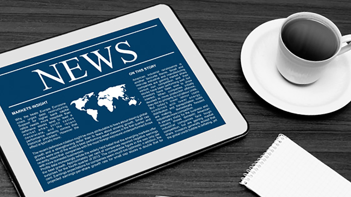 News_media-releases tableta con taza de café