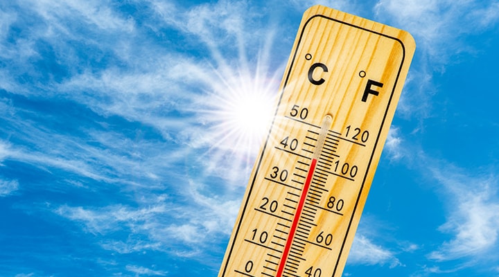 Un termómetro exterior que lee una temperatura superior a los 100 grados Fahrenheit.