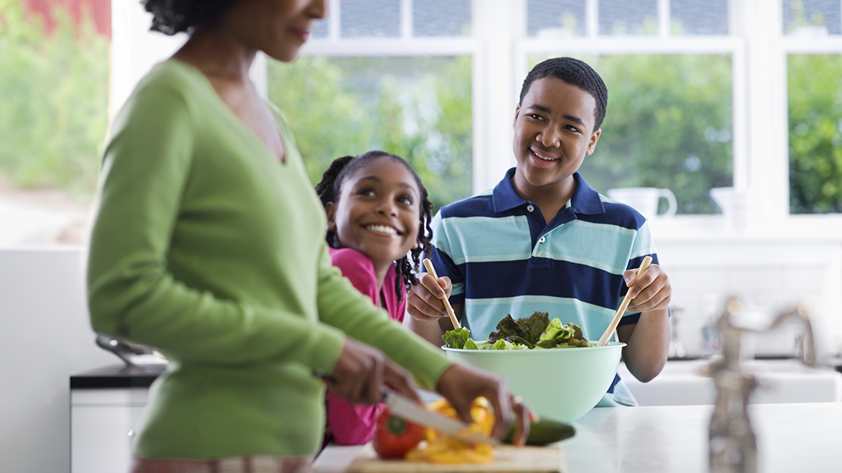 behavior.jpg Una familia en la cocina.